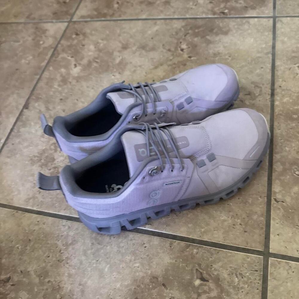 On running gray purple